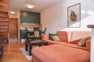 un soggiorno con divano e tavolo di Apartment Bjelasnica a Bjelašnica