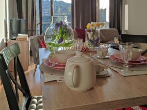 una mesa de comedor con un jarrón encima en Apartamenty Czerwone Maki Wisła, en Wisła