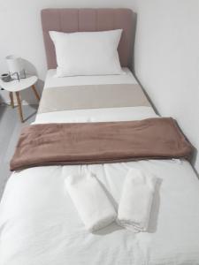 1 dormitorio con 2 camas con sábanas y almohadas blancas en Apartman-Stan na dan -Stolac en Stolac