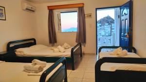 Ένα ή περισσότερα κρεβάτια σε δωμάτιο στο LIKNO'S Ios island Resort