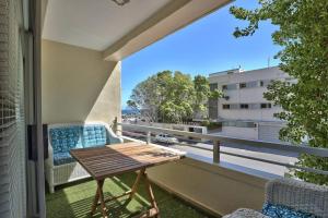 patio con mesa y sillas en el balcón en Clifton 1st Beach Studio, en Ciudad del Cabo