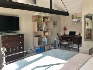 TV at/o entertainment center sa No 91 The Loft Odiham - Self Catering apartment Min 2 Night stay