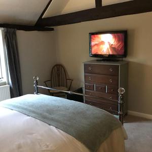 TV at/o entertainment center sa No 91 The Loft Odiham - Self Catering apartment Min 2 Night stay