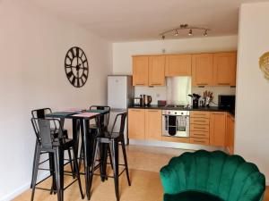 eine Küche mit einem Tisch und Stühlen im Zimmer in der Unterkunft Emerald Blossom-Central Warrington, Luxurious Yet Homely, WiFi, Secure Parking in Warrington