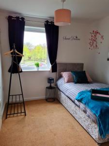 Ένα ή περισσότερα κρεβάτια σε δωμάτιο στο Emerald Blossom-Central Warrington, Luxurious Yet Homely, WiFi, Secure Parking