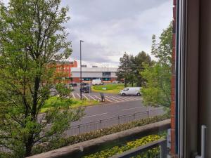 uma vista para uma rua a partir de uma janela em Emerald Blossom-Central Warrington, Luxurious Yet Homely, WiFi, Secure Parking em Warrington