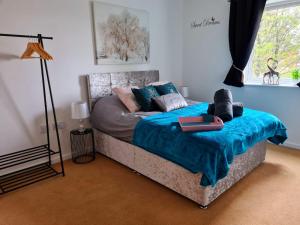 Ліжко або ліжка в номері Emerald Blossom-Central Warrington, Luxurious Yet Homely, WiFi, Secure Parking