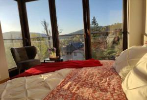 una camera da letto con un letto e una grande finestra di Apartamenty Czerwone Maki Wisła a Wisła