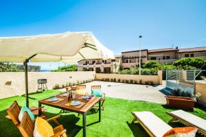 A garden outside Casa al mare con parcheggio privato