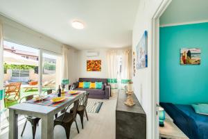 A seating area at Casa al mare con parcheggio privato