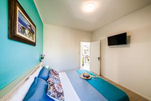 A television and/or entertainment centre at Casa al mare con parcheggio privato