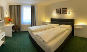 A bed or beds in a room at Landgasthof zur Post