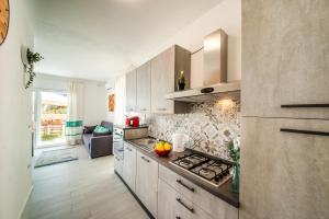 A kitchen or kitchenette at Casa al mare con parcheggio privato