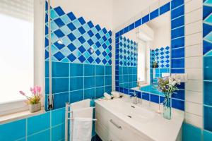 A bathroom at Casa al mare con parcheggio privato