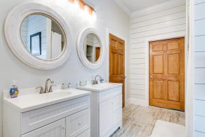 een badkamer met 2 wastafels en 2 spiegels bij Restful Adventure On The Coast in Harrington