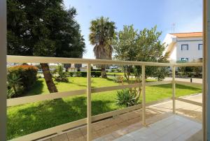 balcón con vistas a un patio en Apartamento Azur, en Vila Nova de Milfontes
