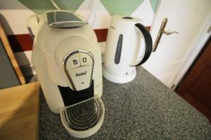 Una cafetera colocada encima de un mostrador en Apartamento Azur, en Vila Nova de Milfontes