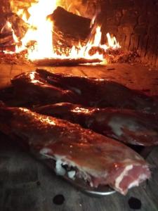 due pezzi di carne davanti al fuoco di Posada Matadero a Cortelazor