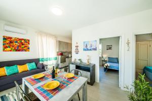A seating area at Casa al mare con parcheggio privato