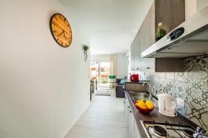 A kitchen or kitchenette at Casa al mare con parcheggio privato