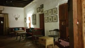 sala de estar con sillas, mesa y sofá en Posada Matadero, en Cortelazor