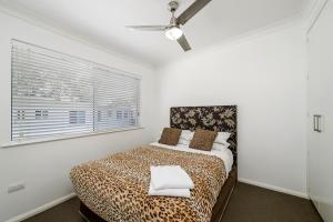 een slaapkamer met een bed met een cheetah deken bij H2O Holiday Apartments Unit 5 in North Haven