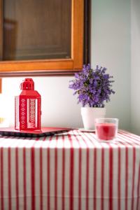 una mesa con un contenedor rojo sobre una mesa en tuGuest Aljibe del Rey Apartment en Granada