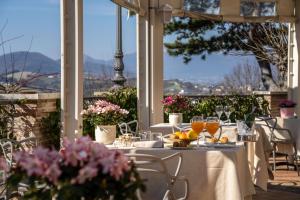 uma mesa com comida e bebidas em cima de um alpendre em Marchese Del Grillo em Fabriano