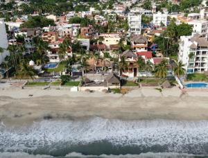 una vista aérea de una playa con casas en Bucerias Beach House en Bucerías