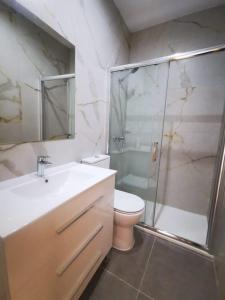 La salle de bains est pourvue d'une douche, d'un lavabo et de toilettes. dans l'établissement UIM Mediterraneo Segorbe 1 Wifi, à Puerto de Sagunto