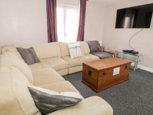 ein Wohnzimmer mit einem Sofa und einem Couchtisch in der Unterkunft 9 Navigation Square in Skipton