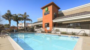 ein großer Swimmingpool vor einem Hotel in der Unterkunft Holiday Inn Express Lompoc by IHG in Lompoc