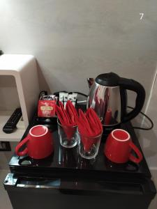 Zestaw do parzenia kawy i herbaty w obiekcie Hostal Inn Madrid