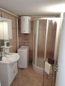 Apartment in Postojna 40257 tesisinde bir banyo