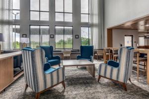una sala de espera con sillas y una mesa en Staybridge Suites Grand Prairie Near Epic Central, an IHG Hotel, en Grand Prairie