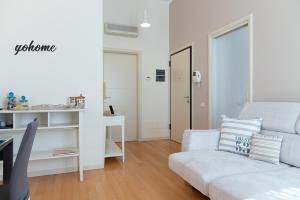 A seating area at Zara D'Amare a Pesaro 10 metri dalla spiaggia by Yohome