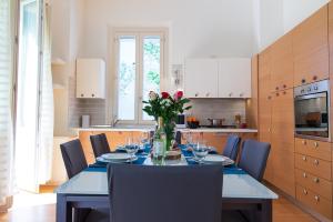 A kitchen or kitchenette at Zara D'Amare a Pesaro 10 metri dalla spiaggia by Yohome