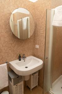 Kúpeľňa v ubytovaní Zara D'Amare a Pesaro 10 metri dalla spiaggia by Yohome + 36 fotografií