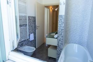 A bathroom at Zara D'Amare a Pesaro 10 metri dalla spiaggia by Yohome