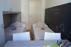 A bed or beds in a room at Zara D'Amare a Pesaro 10 metri dalla spiaggia by Yohome