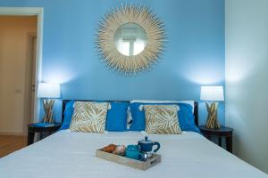 A bed or beds in a room at Zara D'Amare a Pesaro 10 metri dalla spiaggia by Yohome