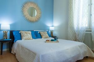 A bed or beds in a room at Zara D'Amare a Pesaro 10 metri dalla spiaggia by Yohome