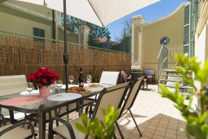 A balcony or terrace at Zara D'Amare a Pesaro 10 metri dalla spiaggia by Yohome