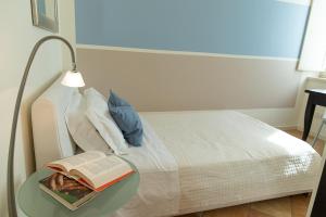 A bed or beds in a room at Zara D'Amare a Pesaro 10 metri dalla spiaggia by Yohome