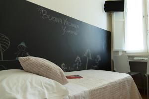 A bed or beds in a room at Zara D'Amare a Pesaro 10 metri dalla spiaggia by Yohome