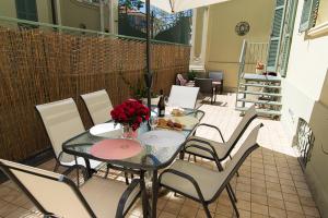 A balcony or terrace at Zara D'Amare a Pesaro 10 metri dalla spiaggia by Yohome