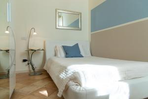 A bed or beds in a room at Zara D'Amare a Pesaro 10 metri dalla spiaggia by Yohome