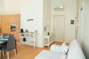 A kitchen or kitchenette at Zara D'Amare a Pesaro 10 metri dalla spiaggia by Yohome