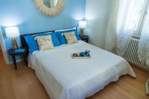 A bed or beds in a room at Zara D'Amare a Pesaro 10 metri dalla spiaggia by Yohome