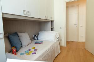 A bed or beds in a room at Zara D'Amare a Pesaro 10 metri dalla spiaggia by Yohome